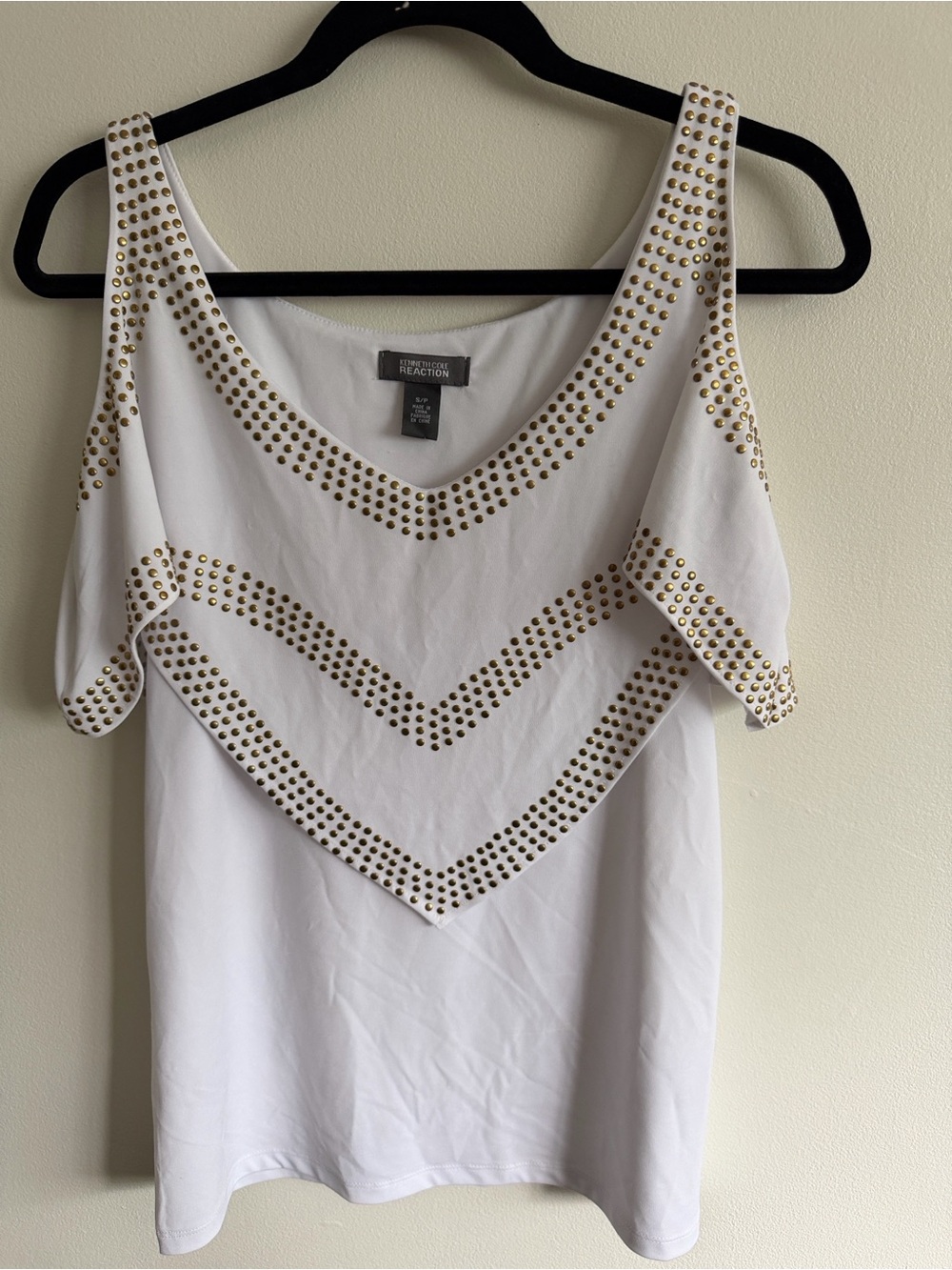 Kenneth Cole Reaction White Cold-Shoulder Tank with Gold Studs